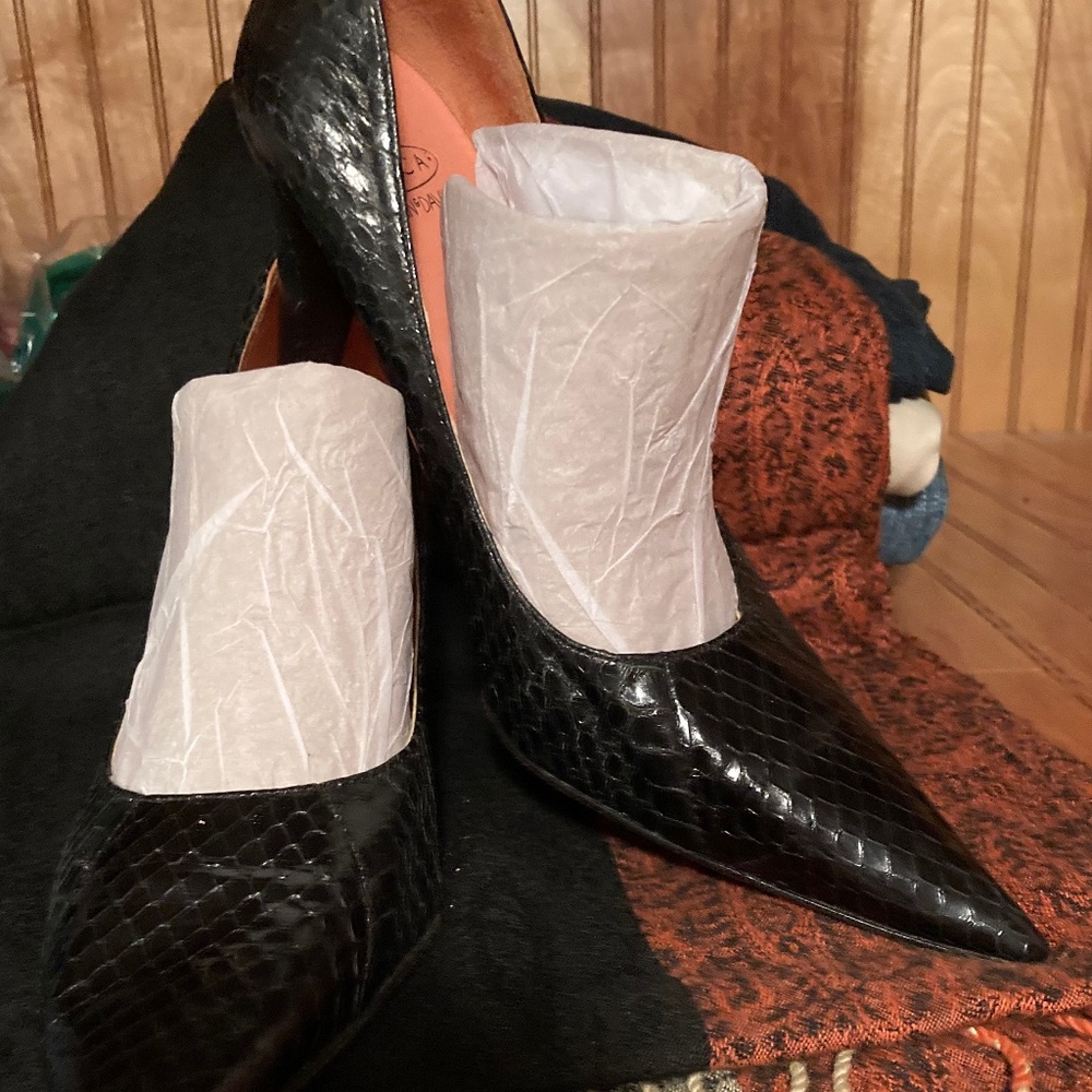 Women’s Joanne and David size 8 black snake print high heel pumps in very good c